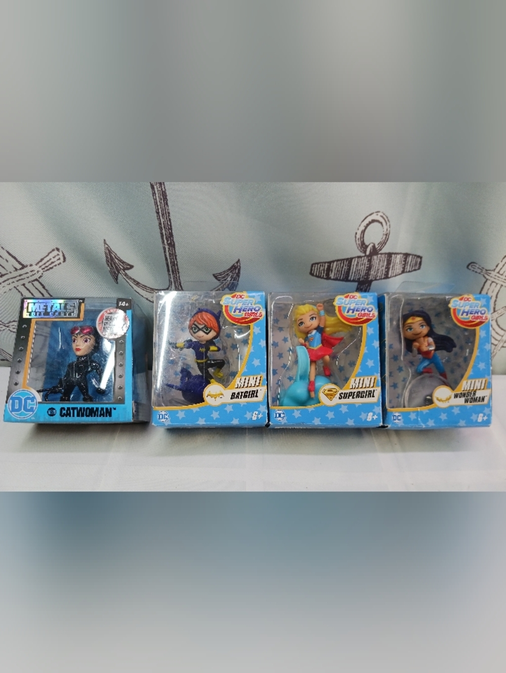 3-DC Super Hero Girls Mini Figures & 1 Metal Die Cast